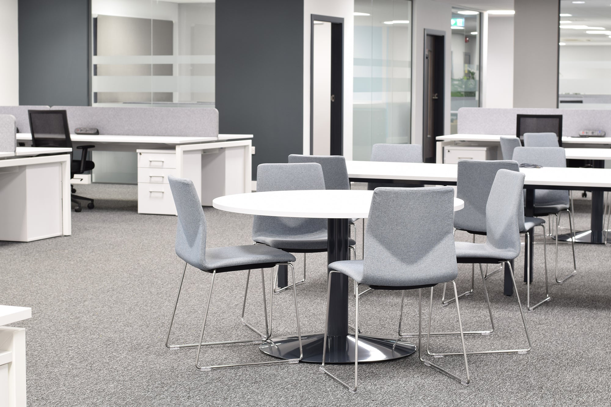 Sienna Circular Meeting Table With Trumpet Base